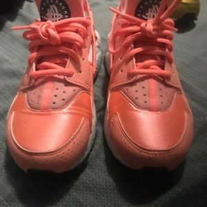 nike huarache bright salmon color size 8/7.5